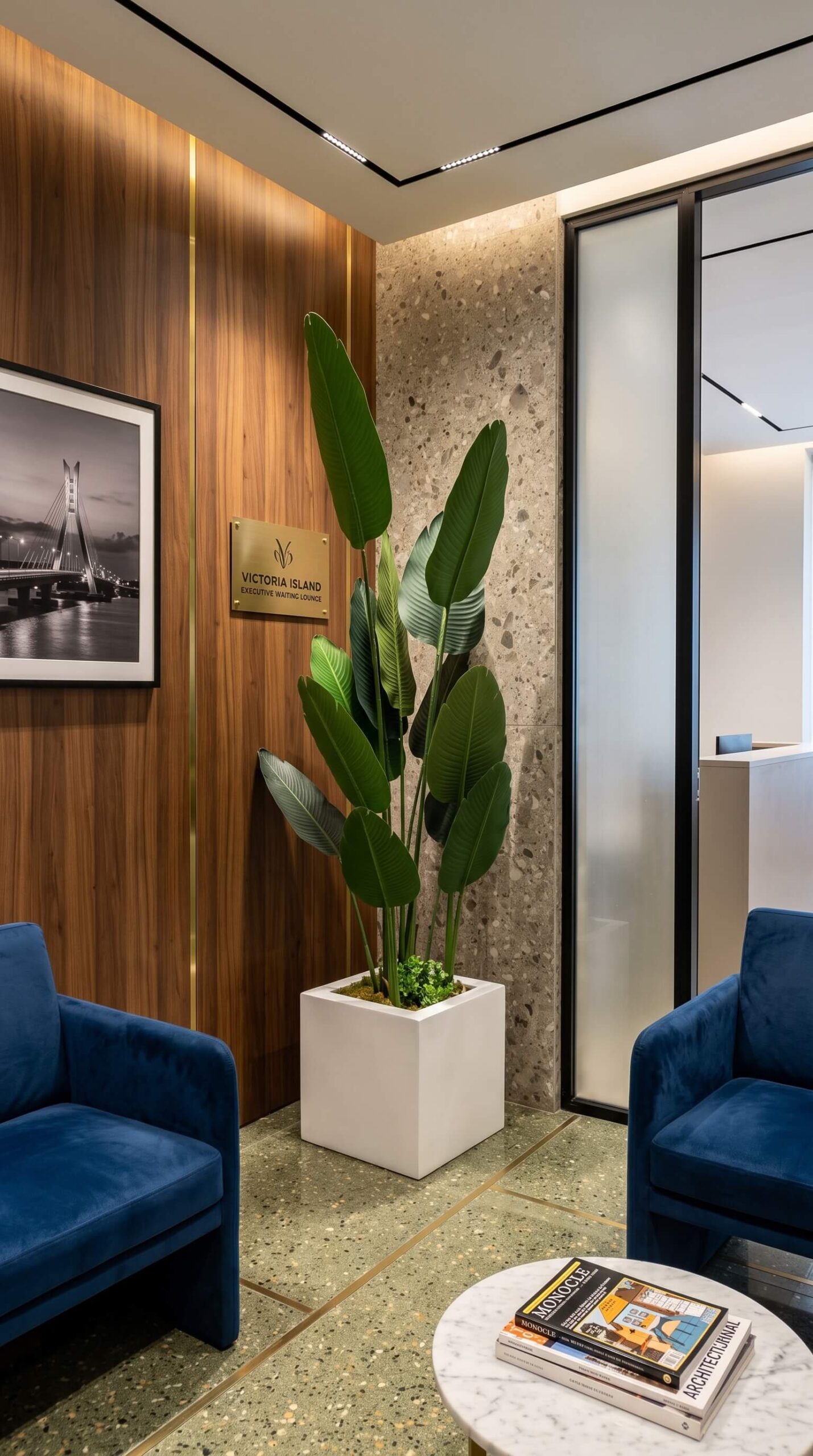 Artificial_banana_plant_in_pot_202608121546 (1)