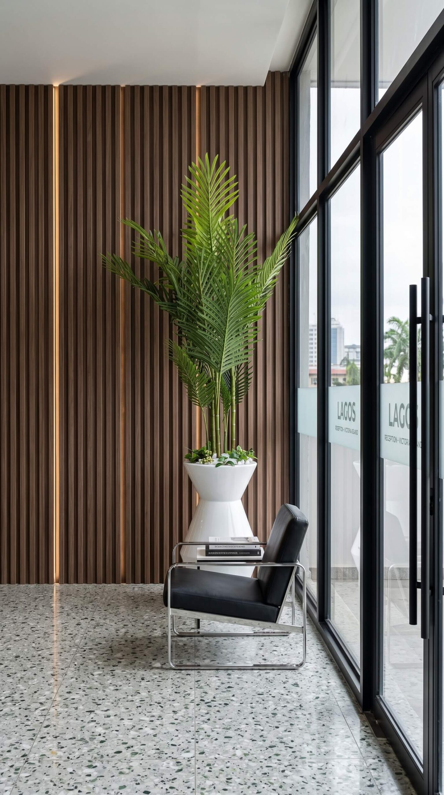 Artificial_palm_tree_in_office_202608130914